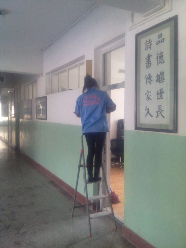 蘭化一中教學(xué)樓擦玻璃