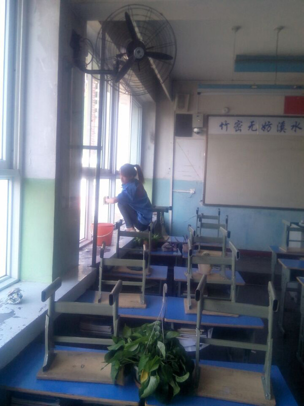 蘭化一中教學(xué)樓擦玻璃